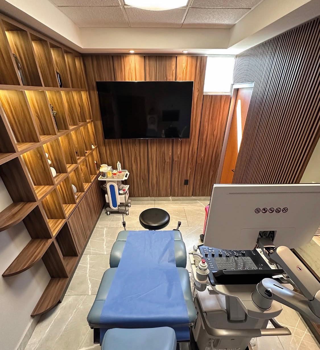 Sala de ultrasonido con acabados de madera en el consultorio del Dr. Omar Tirado, CDMX